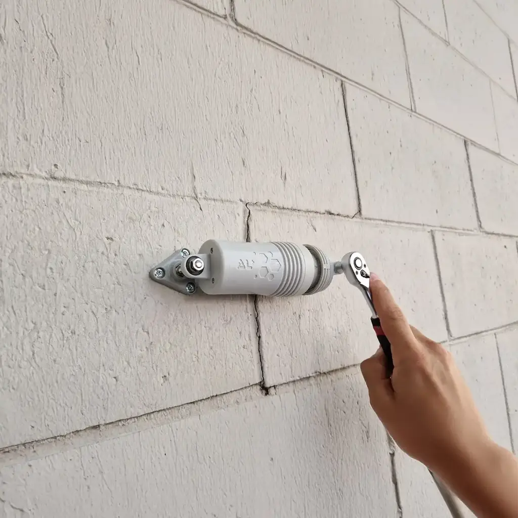 installation_capteur_DELTA_L+_mur_surveillance_continue.webp