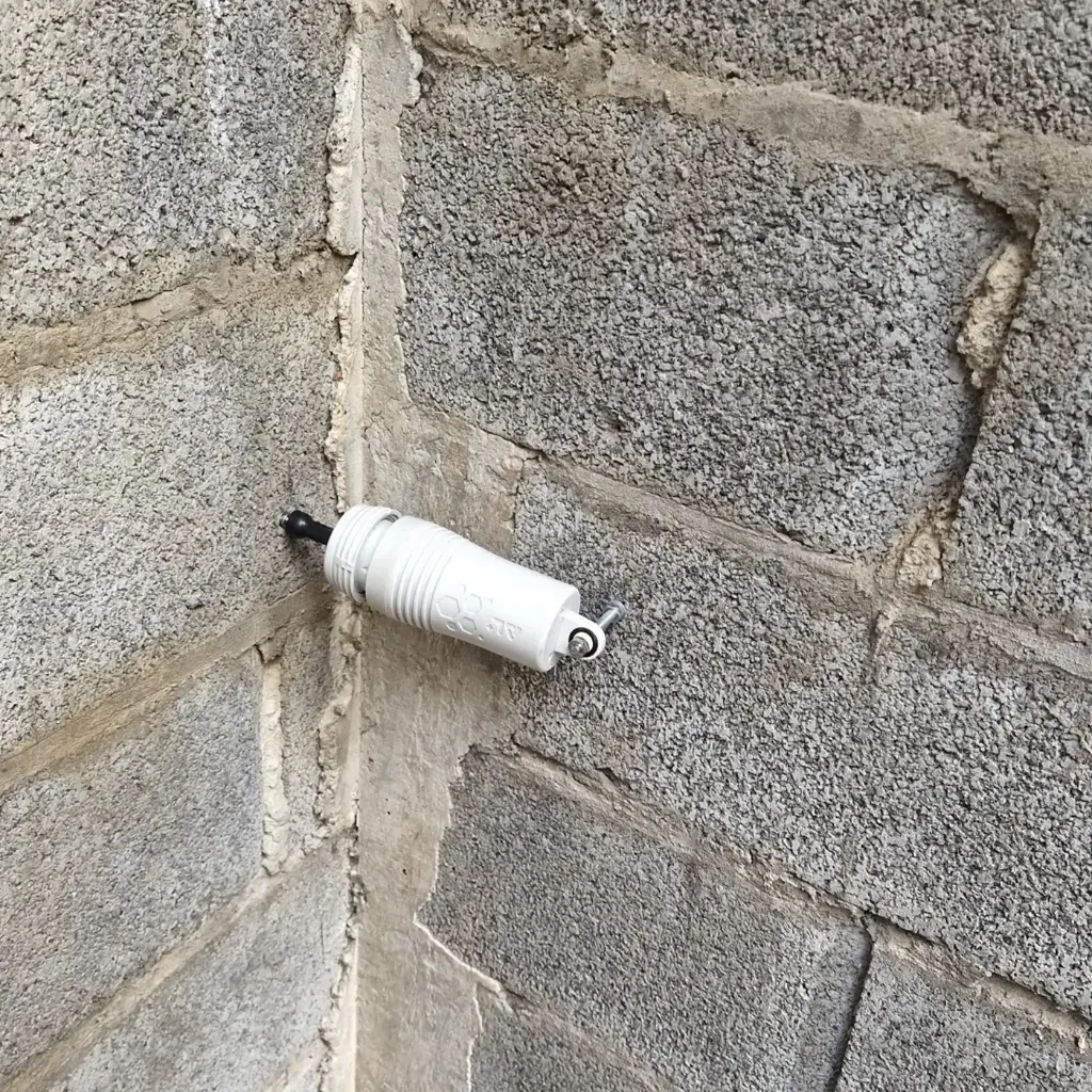 capteur_DELTA_L+_mur_pierre_surveillance_fissures.webp